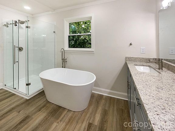 5th image of 711 Forest Rd