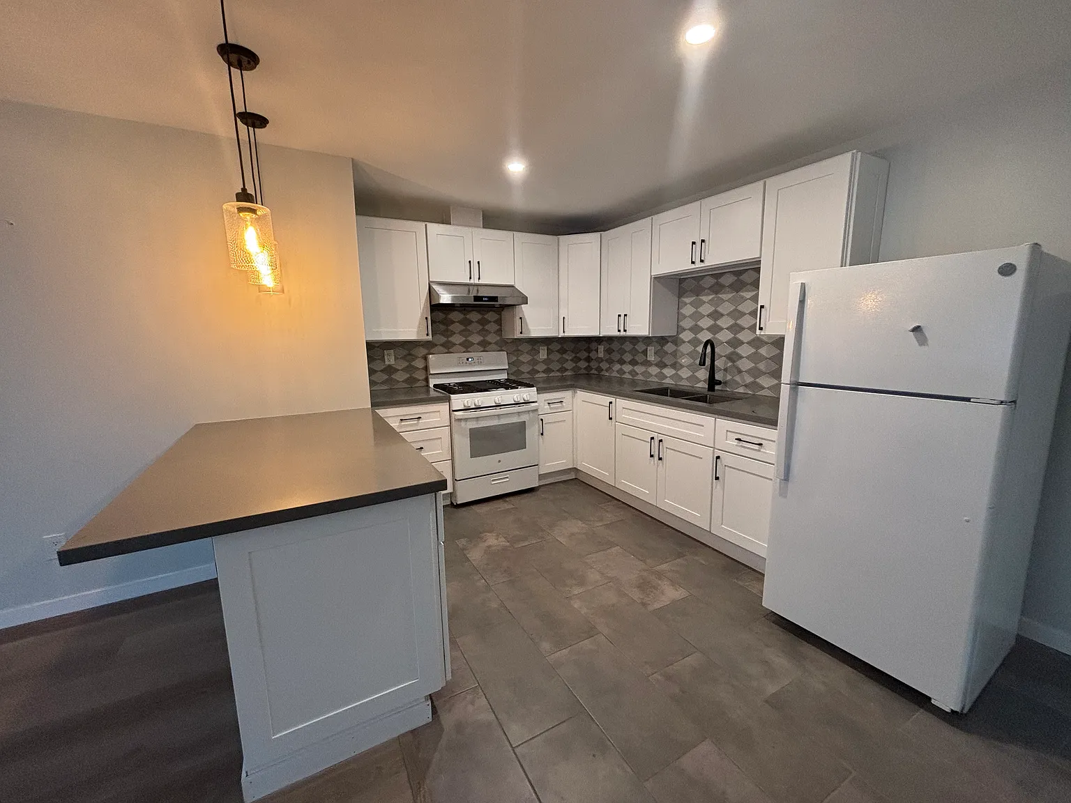 2 bed, 800 sqft, $2,495 — Photo 1
