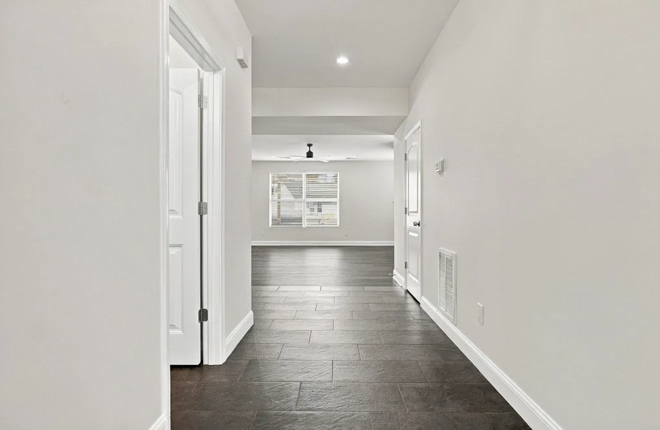 4 bed, 2.5 bath, 2800 sqft, $2,900 — Photo 3