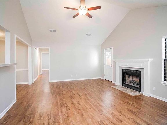 3rd image of 208 Tamara Dr #B