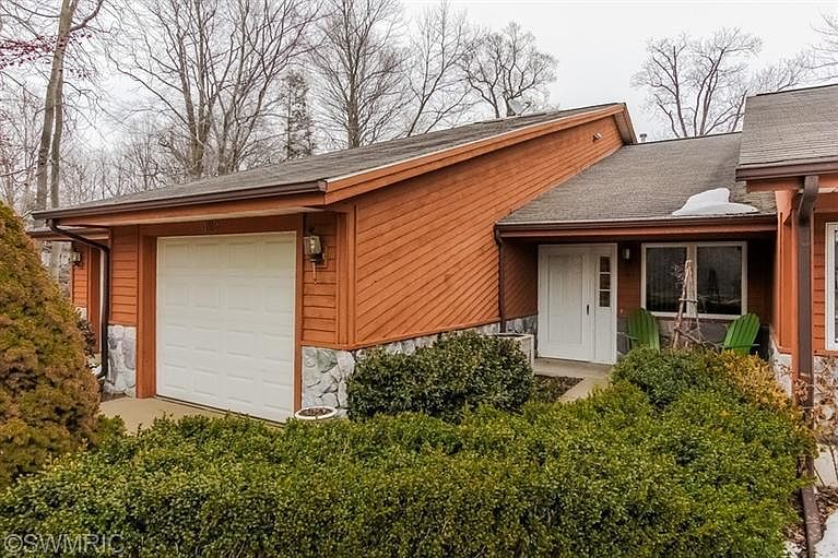 1st image of 429 Harbor Lake Dr