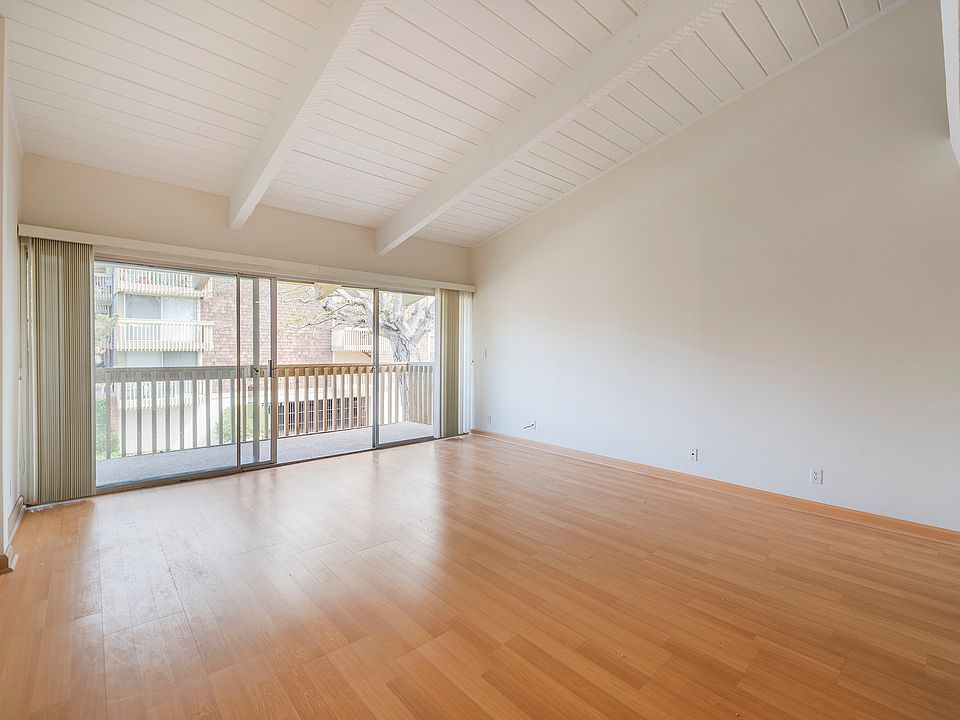 Living room to the balcony