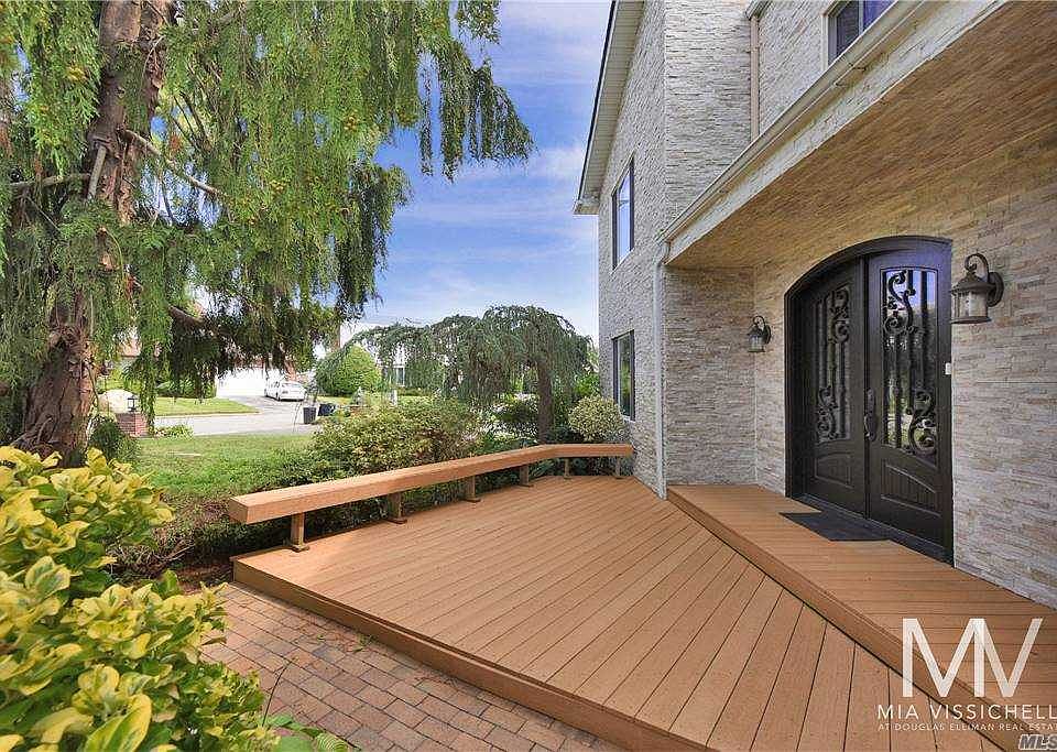 1st image of 22 Oak Point Dr S