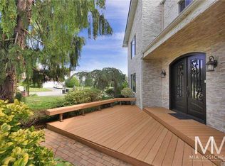 22 Oak Point Dr S, Bayville, NY