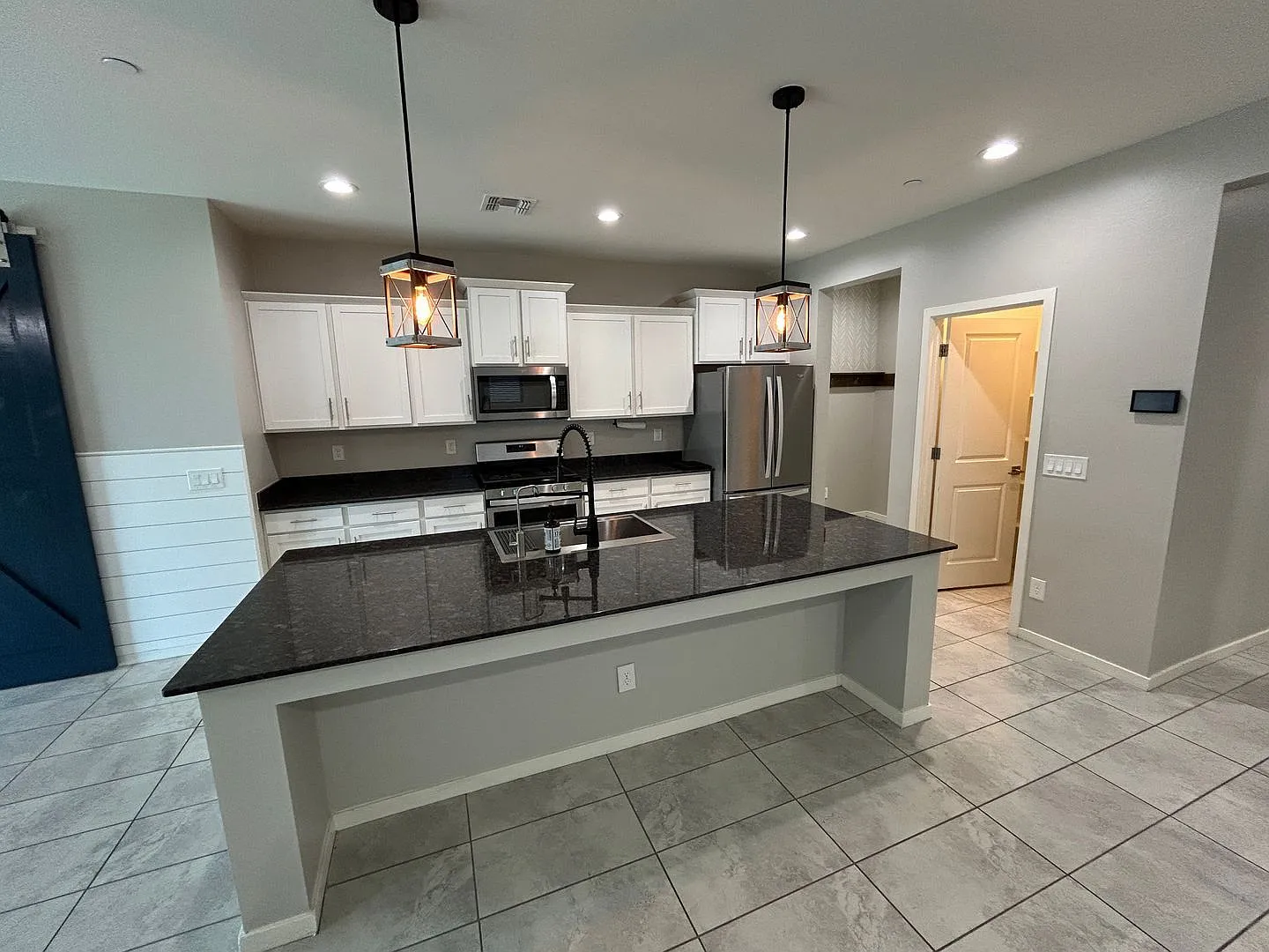 4 bed, 2.5 bath, 2932 sqft, $2,700 — Photo 3