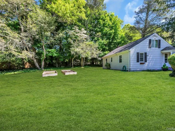 15 Cherry Ln, Glen Head, NY 11545
