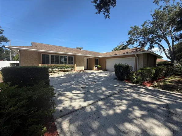 2942 Clubhouse Dr W, Clearwater, FL 33761
