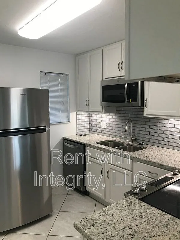 2 bed, 1.0 bath, 971 sqft, $1,250 — Photo 1