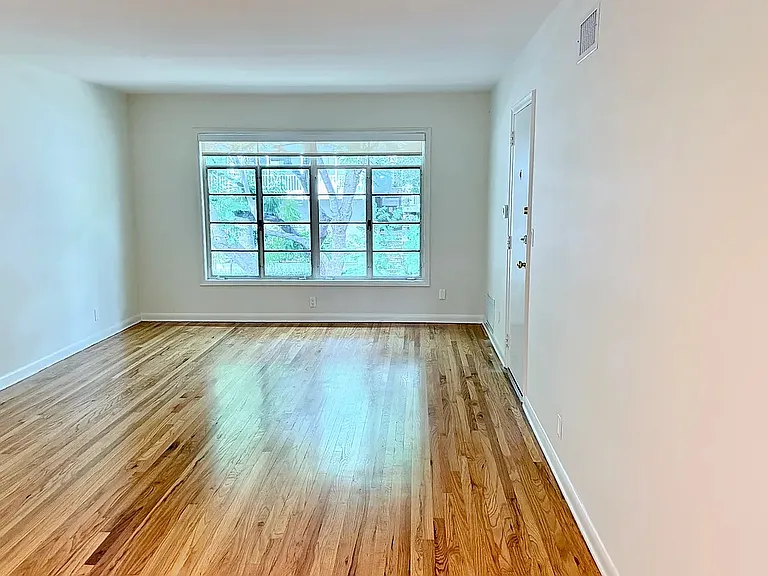 8222 De Longpre Ave #6 — Photo 3