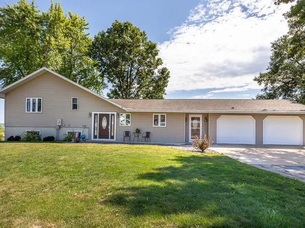 7 Lake View Dr, East Dubuque, IL 61025