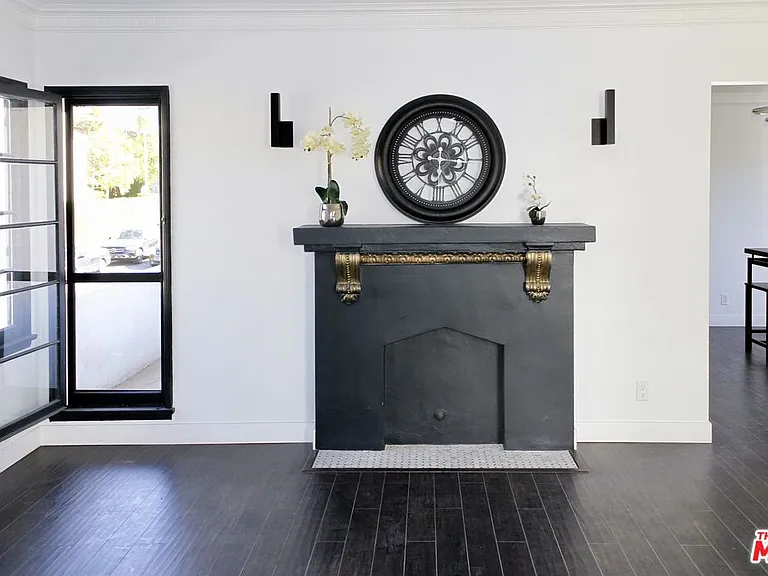 8216 Willoughby Ave — Photo 2