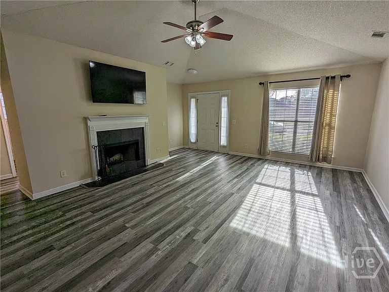 89 Carlisle Ln — Photo 3