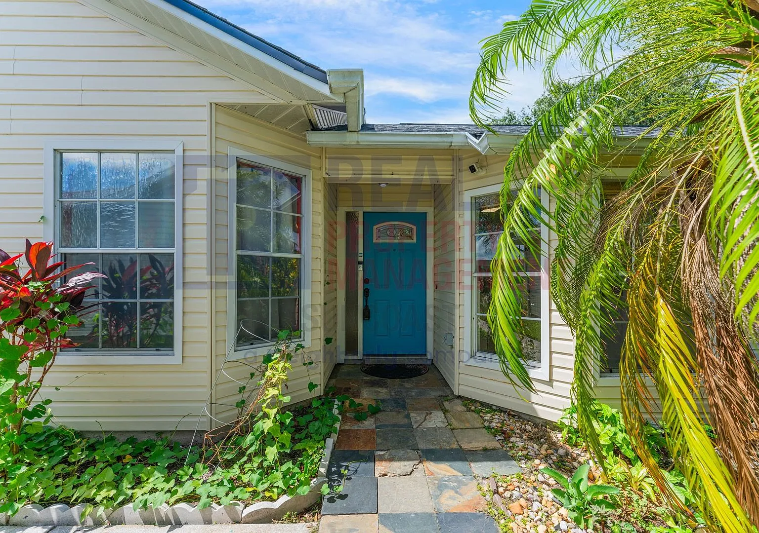 Adorable three bedroom home available now! — Photo 3