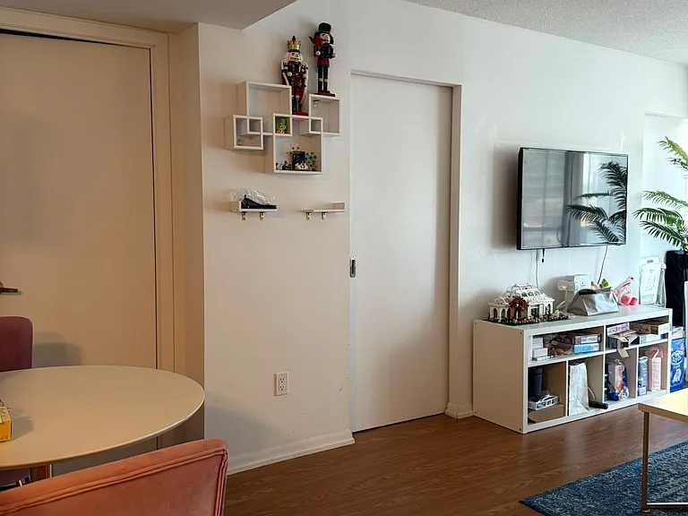 37 Grosvenor St #1209 — Photo 3