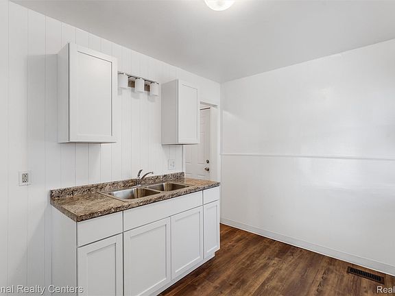4th image of 12740 Sherman Ave