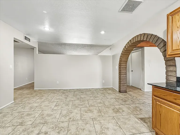 5921 W Hubbell St — Photo 3