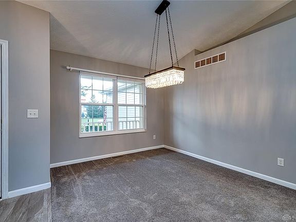 3rd image of 4 S Glen Oak Dr