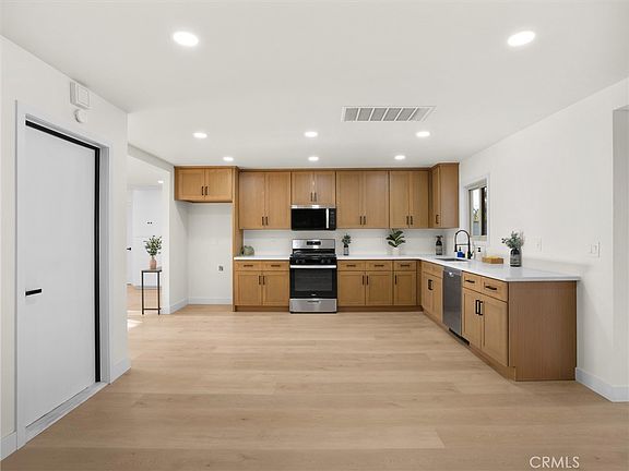 4th image of 9643 Boxwood Ave