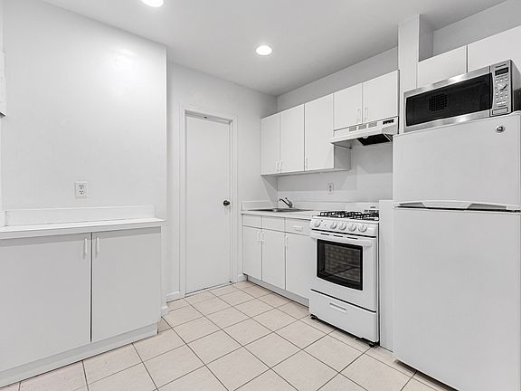 3rd image of 224 E 81st St APT 4D