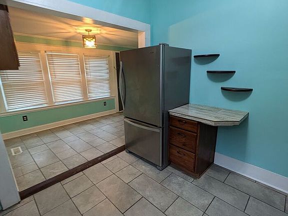 5th image of 215 W D St