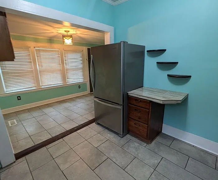 215 W D St — Photo 5