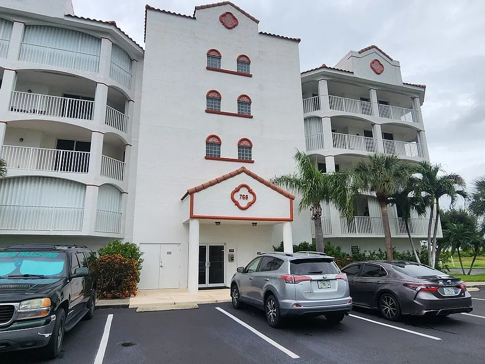 768 Lago Dr #401
