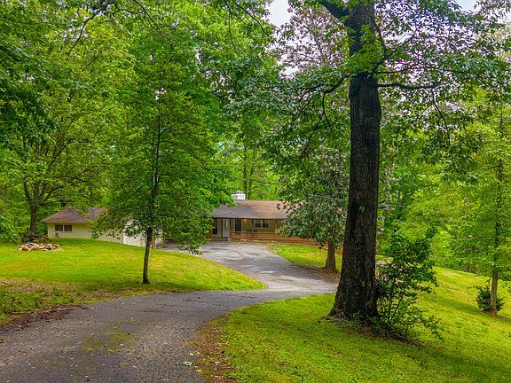 5th image of 440 Lakeshore Dr