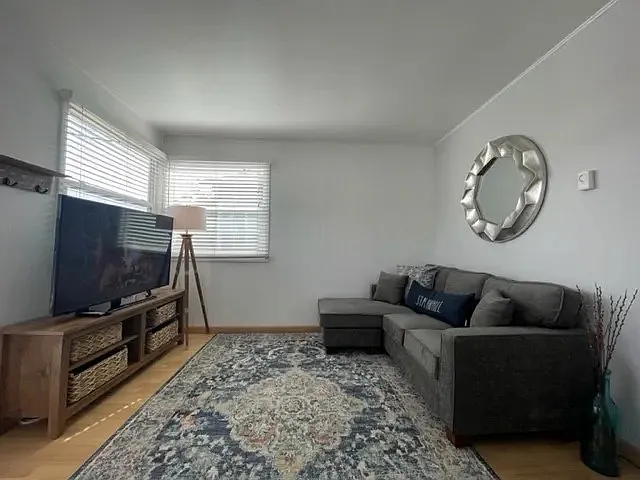 1 bed, 420 sqft, $2,100 — Photo 3