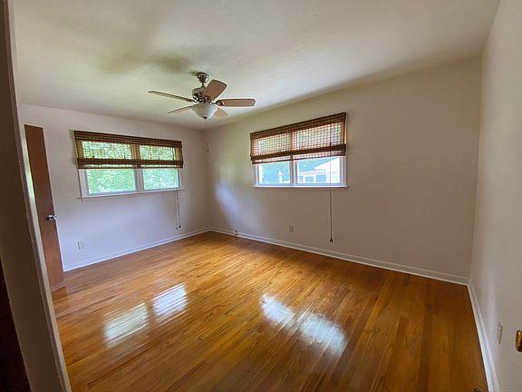 Master bedroom w/bath
