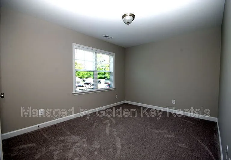 506 W 1st St — Photo 8