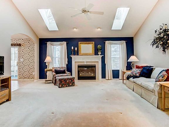 5th image of 450 Buckstone Pl