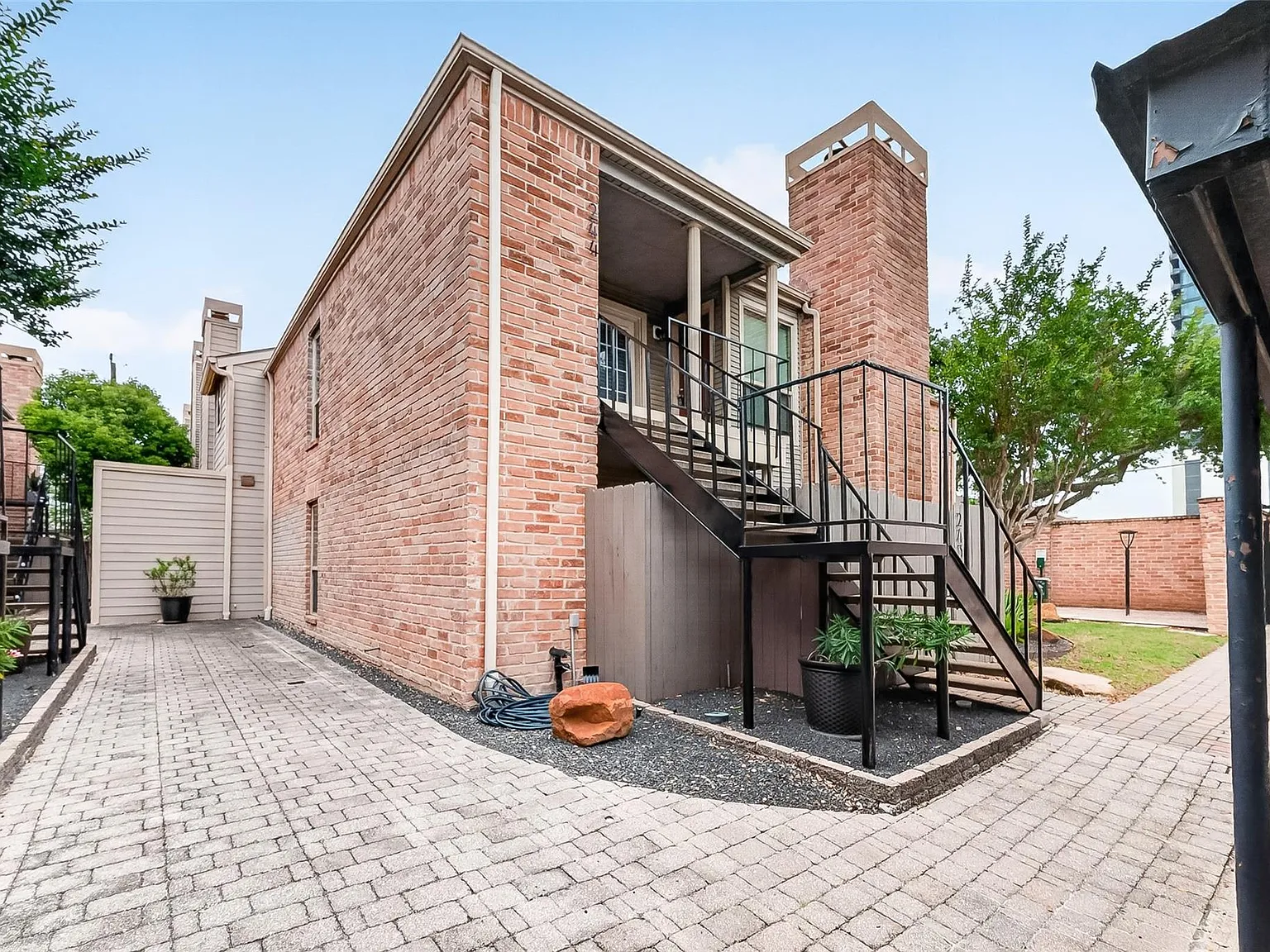 2 bed, 2.0 bath, 1252 sqft, $1,994 — Photo 2