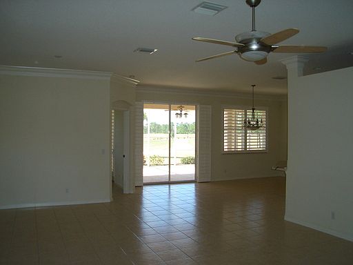 4th image of 570 NW Waverly Cir