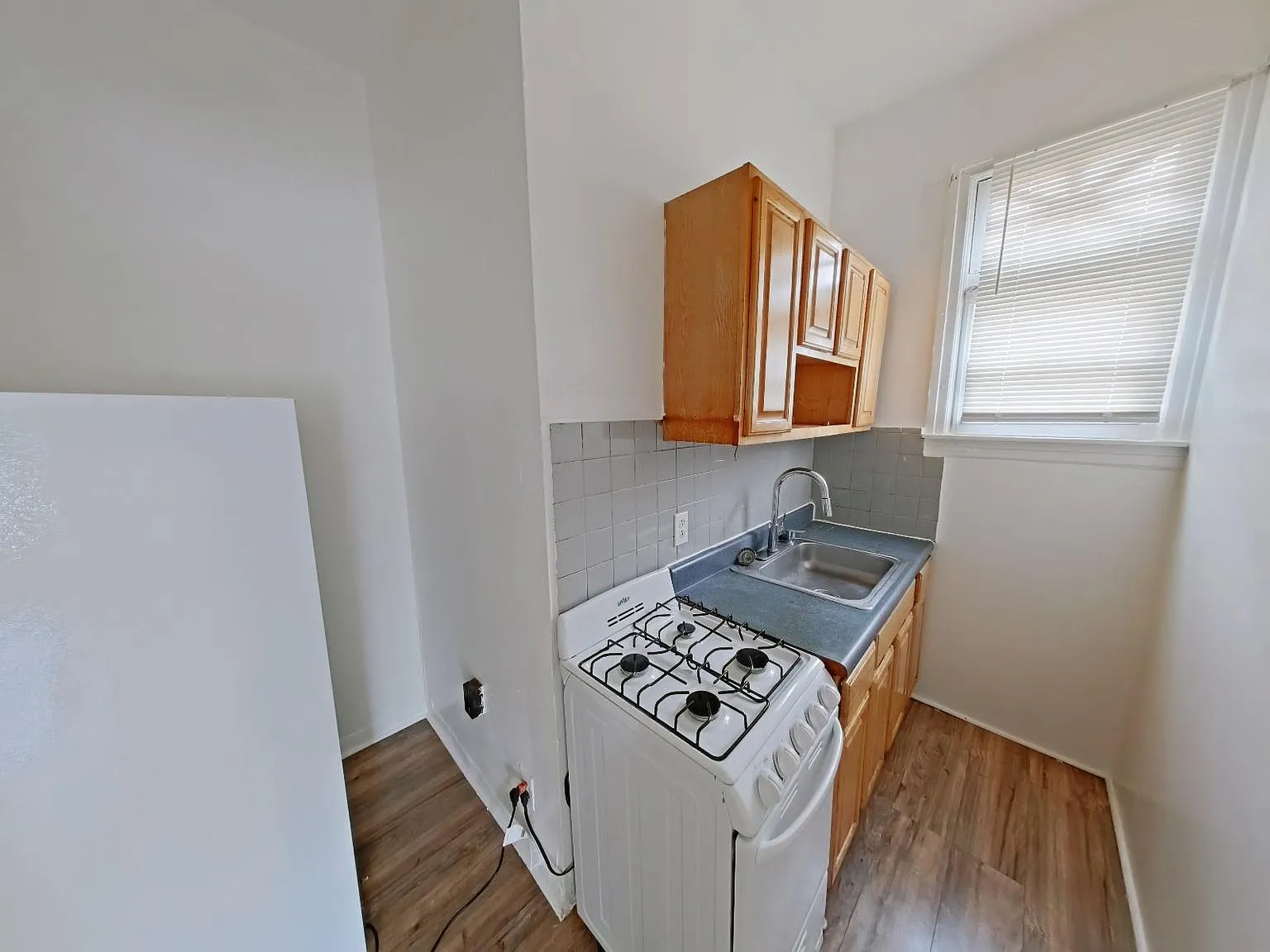 1 bed, 2560 sqft, $900 — Photo 2