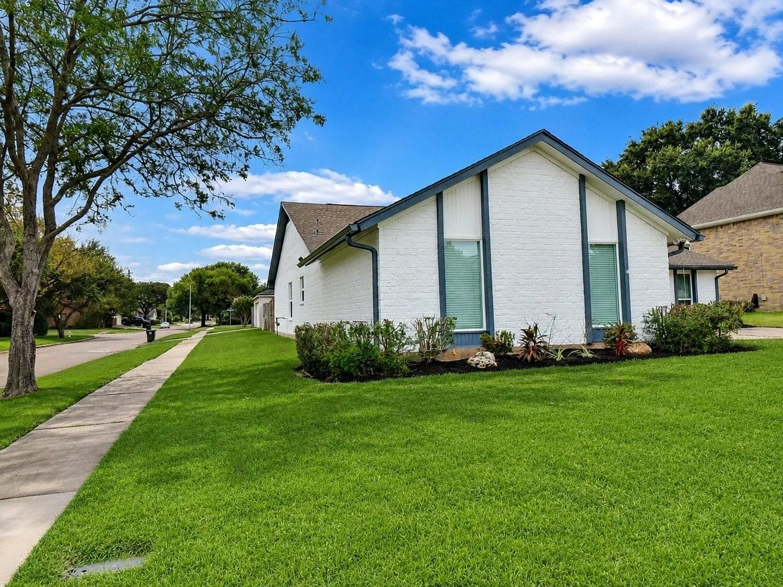 4 bed, 2.0 bath, 2288 sqft, $2,800 — Photo 3
