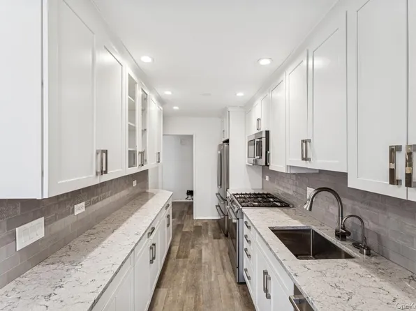 241-20 Northern Boulevard #2B, Little Neck, NY 11362