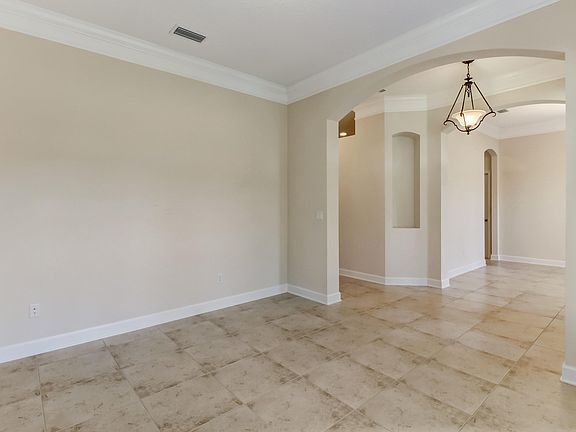 4th image of 560 Spanish Way W