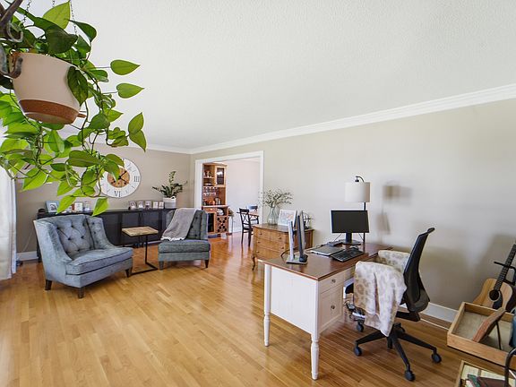 4th image of 2104 Meadow Brook Dr