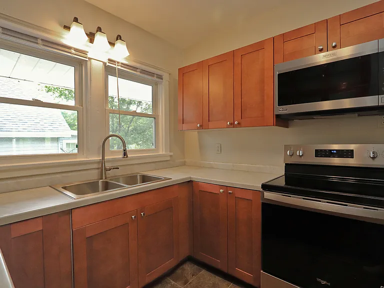 416 1/2 W Jackson St — Photo 8