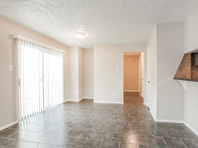 3915 Vineyard Dr — Photo 7