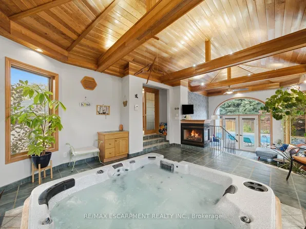 16 Redwood Ct, Hamilton, ON L8G 2Y4