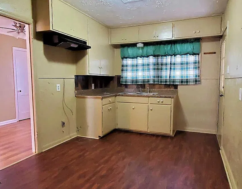 3 bed, 900 sqft, $1,200 — Photo 3