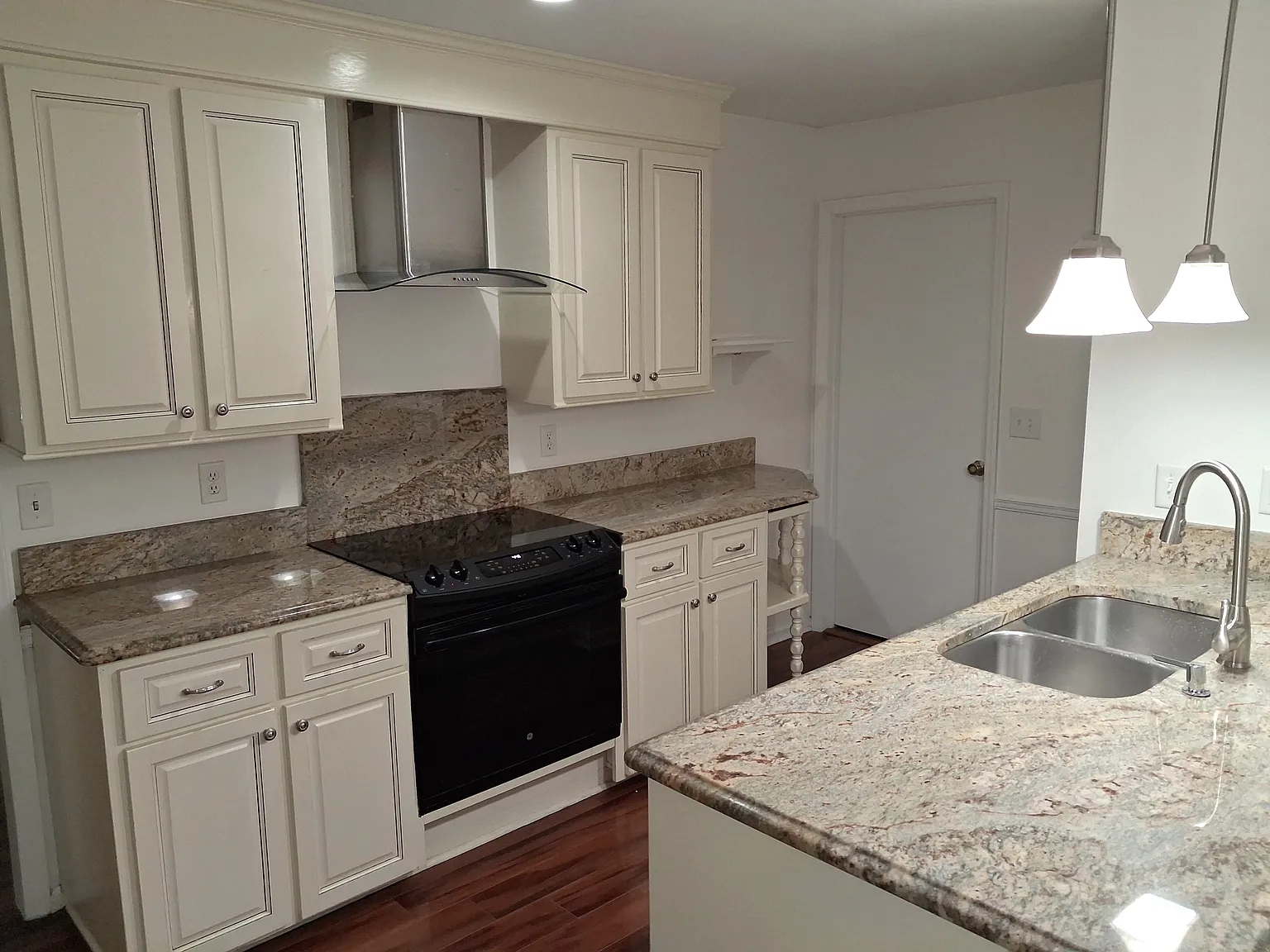 4 bed, 2.5 bath, 1935 sqft, $2,550 — Photo 3