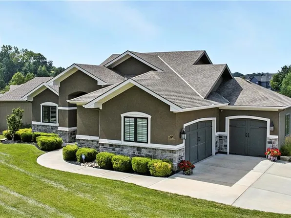 9649 Apple Blossom Ln, Parkville, MO 64152