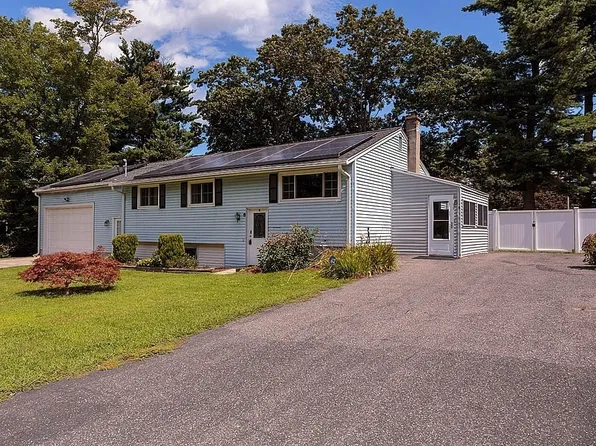 8 Leonard Dr, Southborough, MA 01772