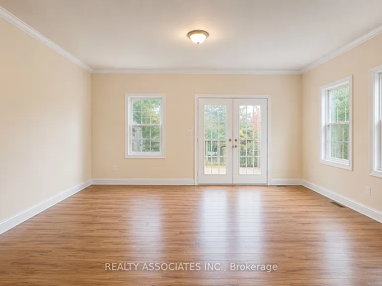 374 Irene Dr — Photo 4