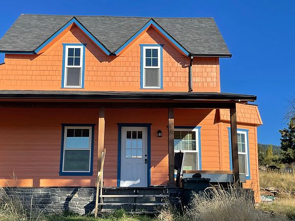 Large deck in front of the house overlooks the Grande Ronde Valley