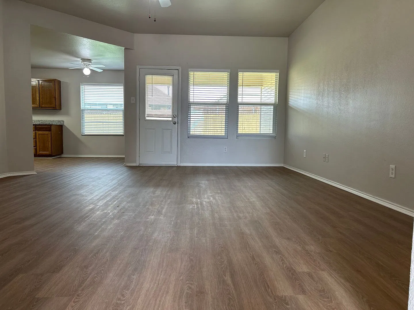 Spacious Home With Open Concept And Large Backyard — Photo 3