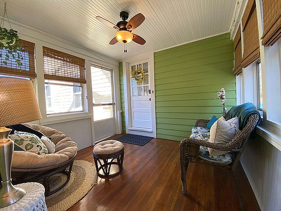 Breezeway/porch/entrance 