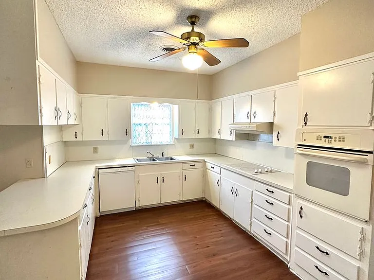 2913 Oak Forest Dr — Photo 5